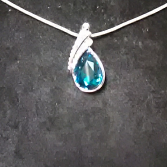 Beautiful Teal Crystal in Gold filled Setting. - Picture 2 of 4